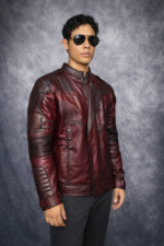 Casaca Star Lord de cuero rojo vino, vista tres cuartos